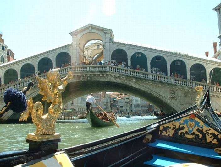 En gondole sous le pont Rialto a Venise.jpg