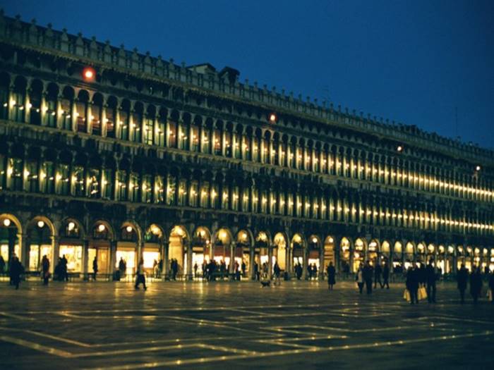 Le centre de la vie, à Venise, est la place Saint-Marc.jpg