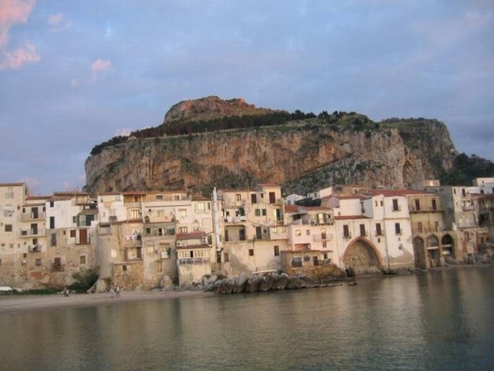 Le rocher de Cefalù sicile.jpg